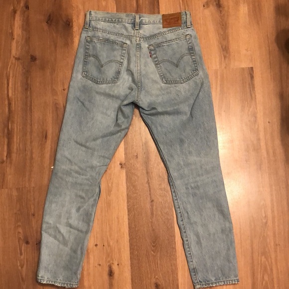 Light wash distressed Levi’s jeans - Picture 4 of 7